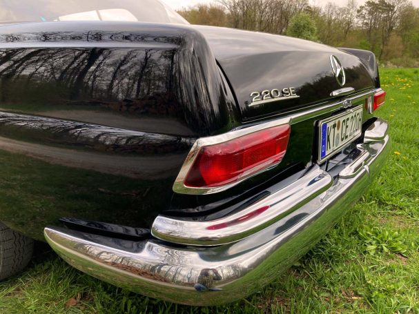 Schwarzer Mercedes als elegantes Hochzeitsauto - für die Hochzeit in der Region Würzburg und Schweinfurt