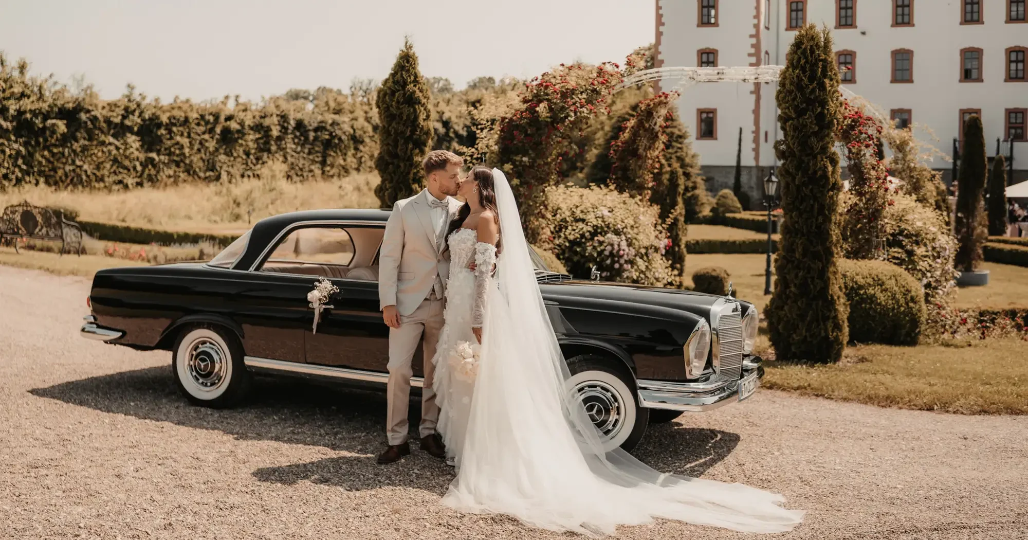 Mercedes Oldtimer Hochzeitsauto mit Chauffeur in der Region Würzburg & Schweinfurt | Mainfranken Mercedes Oldtimer Hochzeitsauto mit Chauffeur in der Region Würzburg & Schweinfurt | Mainfranken - Foto: Laura Schraudner Fotografie