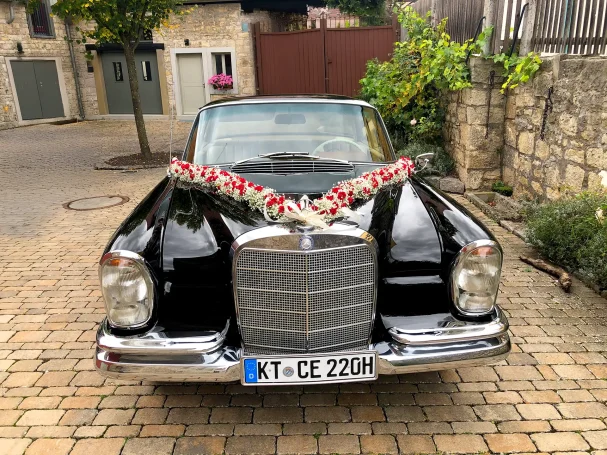 Schwarzer Mercedes als elegantes Hochzeitsauto - für die Hochzeit in der Region Würzburg und Schweinfurt