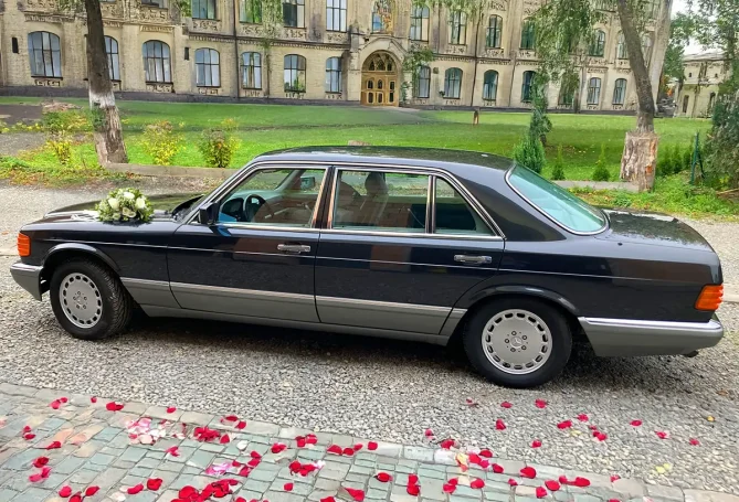 Schwarzer Youngtimer Mercedes S-Klasse als schickes Hochzeitsauto - für die Hochzeit in der Region Würzburg und Schweinfurt