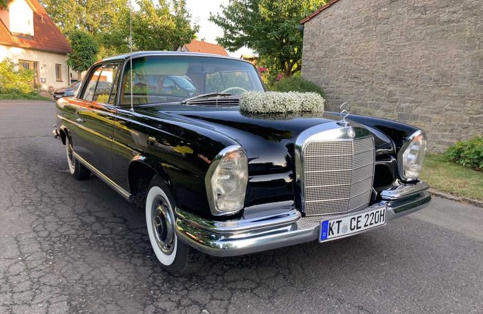 Schwarzer Mercedes als elegantes Hochzeitsauto mieten - für die Hochzeit in der Region Würzburg und Schweinfurt