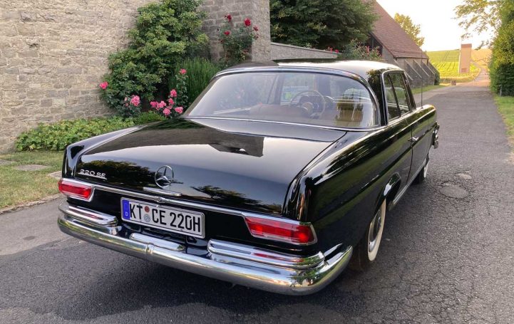 Schwarzer Mercedes als elegantes Hochzeitsauto - für die Hochzeit in der Region Würzburg und Schweinfurt