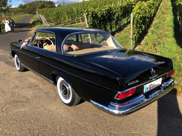 Schwarzer Mercedes als elegantes Hochzeitsauto - für die Hochzeit in der Region Würzburg und Schweinfurt