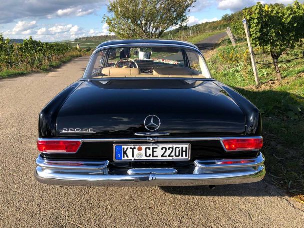 Schwarzer Mercedes als elegantes Hochzeitsauto - für die Hochzeit in der Region Würzburg und Schweinfurt