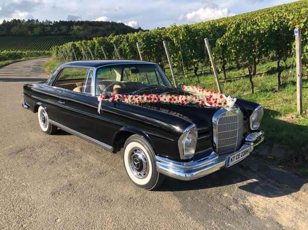 Schwarzer Mercedes als elegantes Hochzeitsauto - für die Hochzeit in der Region Würzburg und Schweinfurt